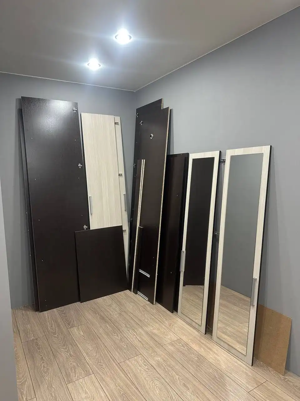 Вместительный шкаф с зеркалами ЛДСП 160x61x221 см