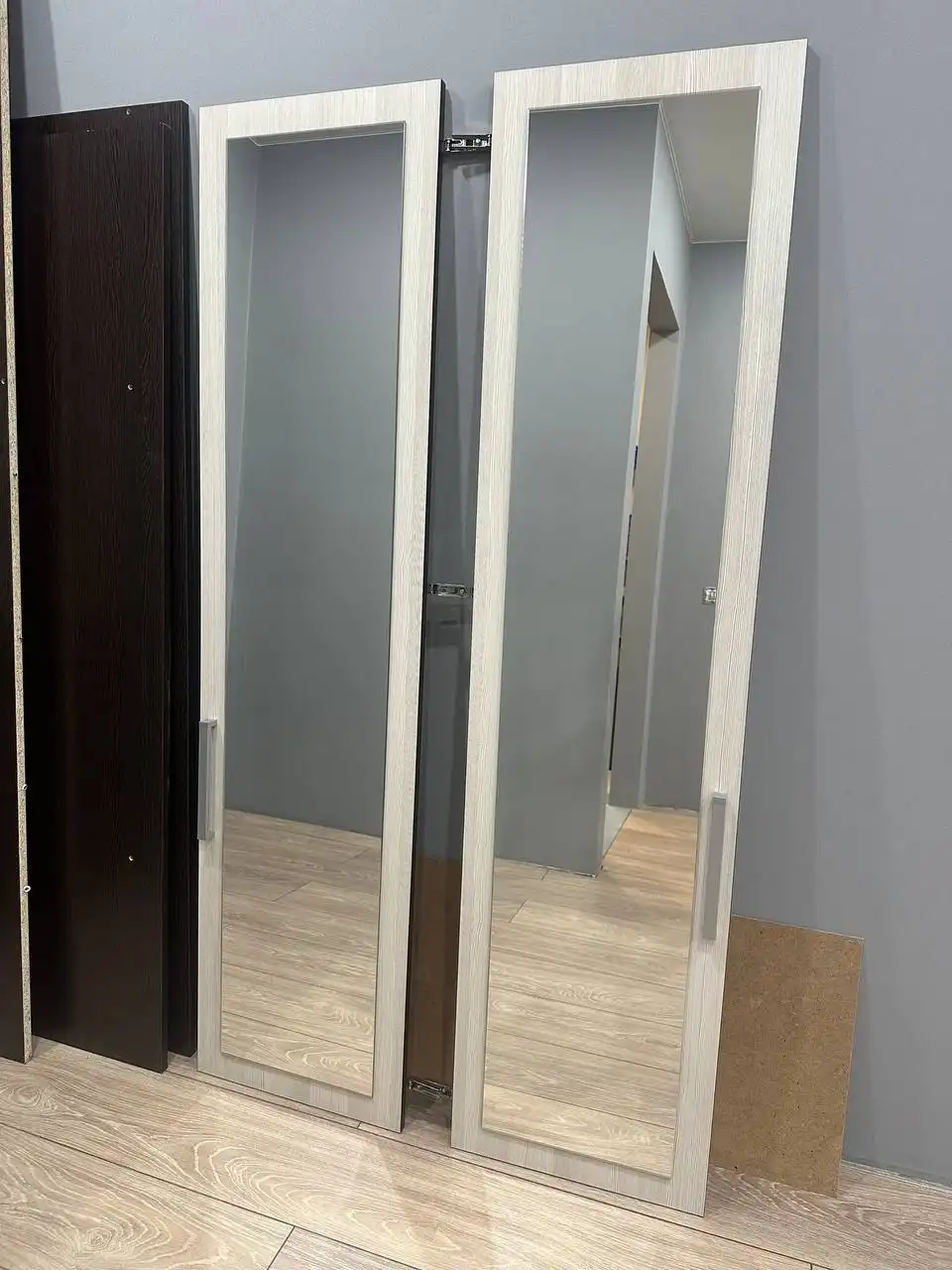 Вместительный шкаф с зеркалами ЛДСП 160x61x221 см