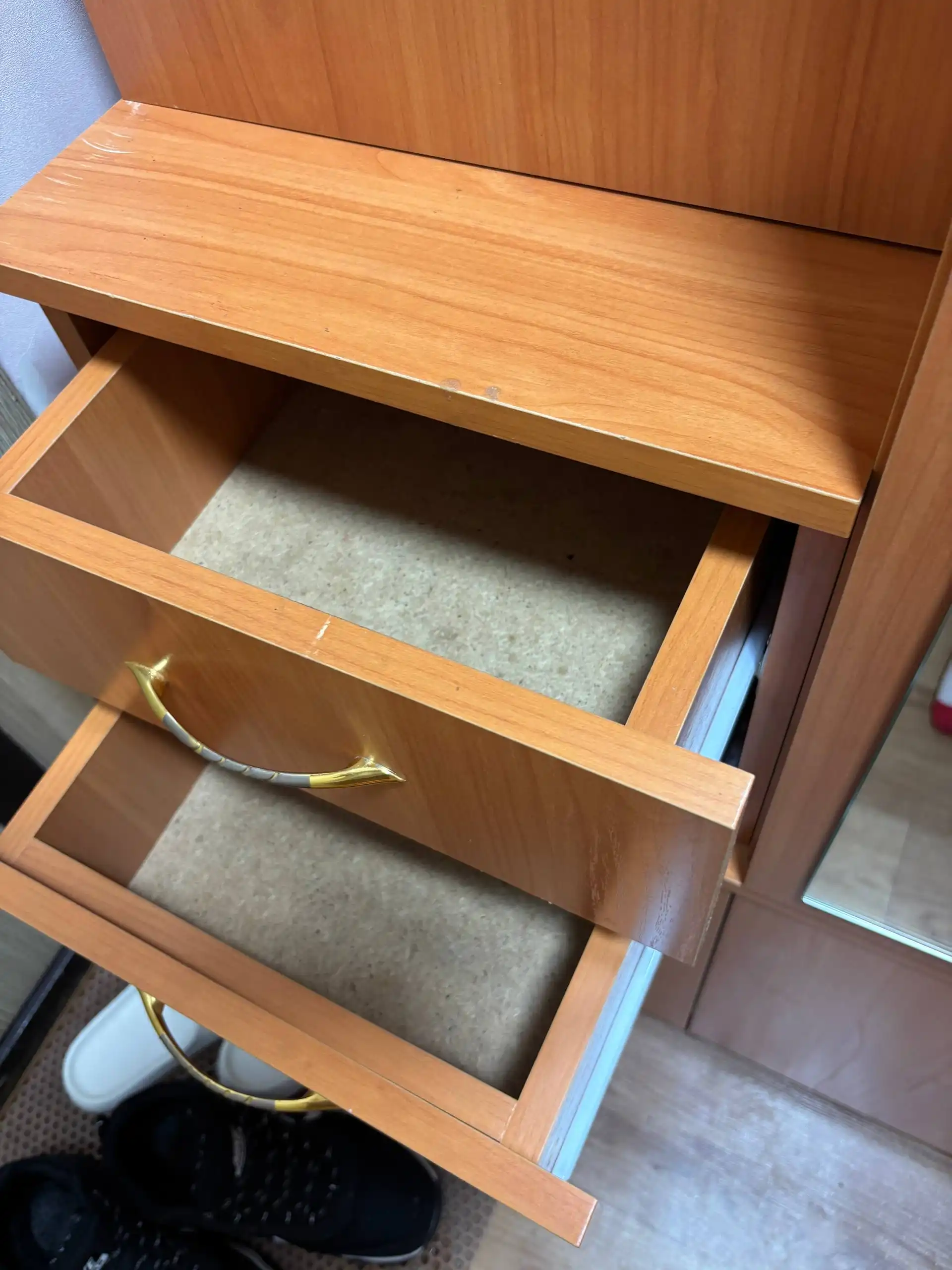 Продается шкаф высота 220 ширина 95 - Мебель (Барахолка) в Чебоксары