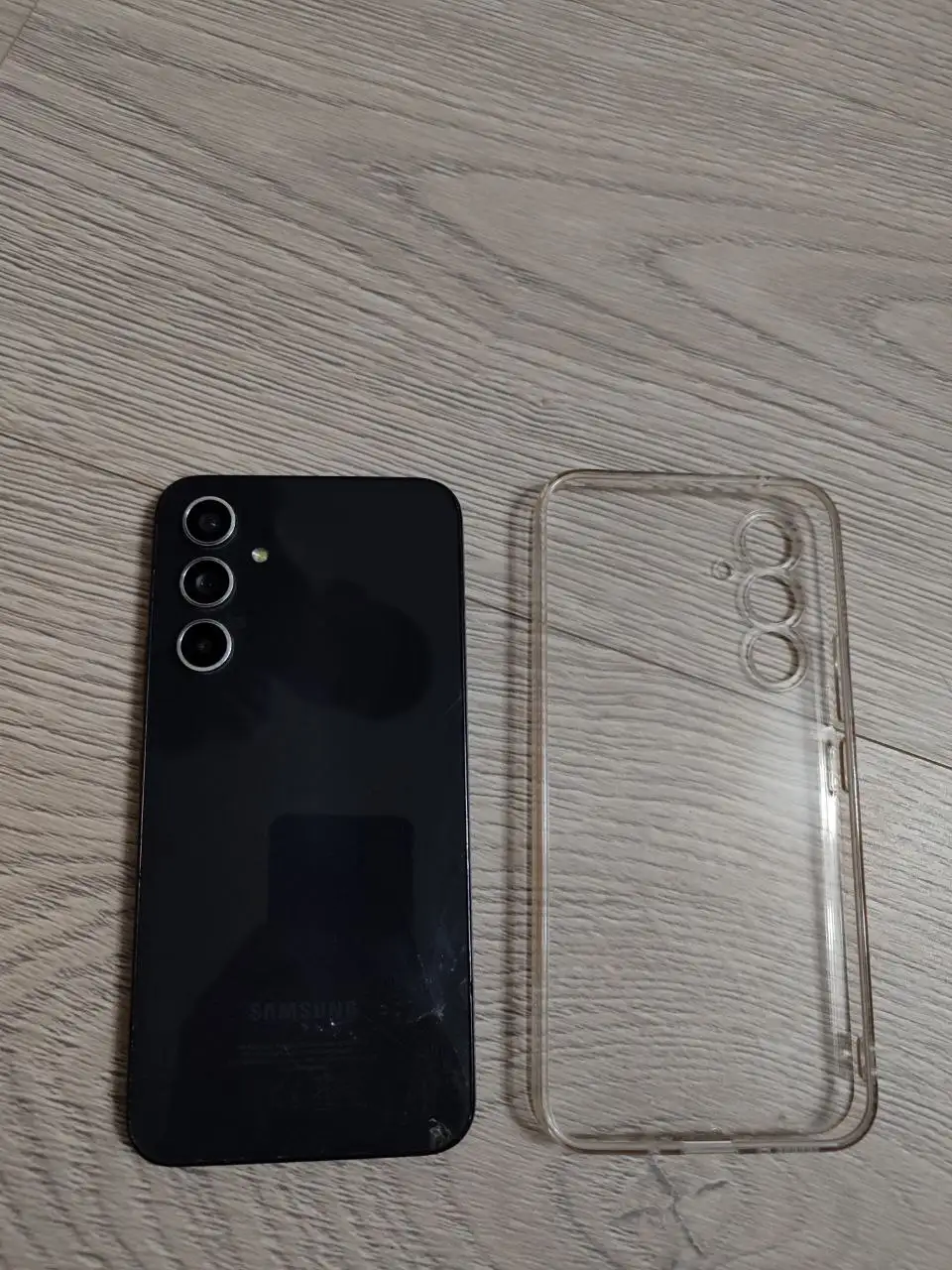 Samsung A54 5G 128 Гб в черном с треснувшей задней крышкой - Смартфоны (Электроника) в Чебоксары