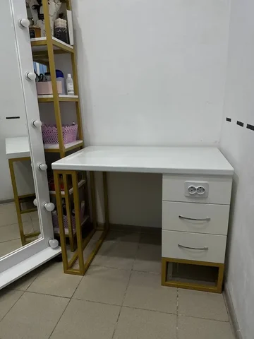 Стол рабочий/офисный/маникюрный - Парфюмерия в Чебоксары