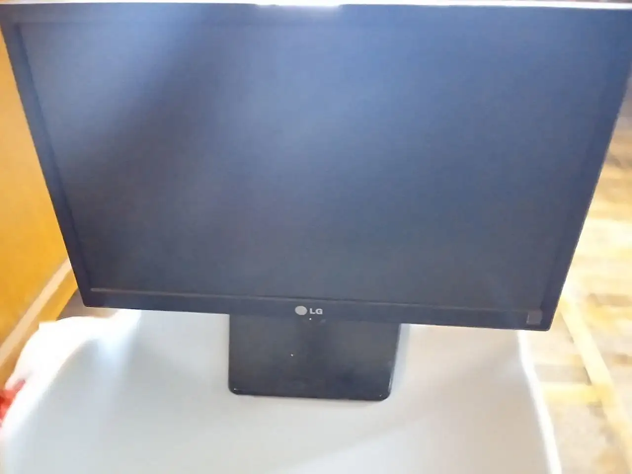 Продам монитор LG с переходником - Мониторы (Электроника) в Чебоксары