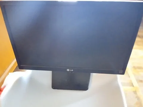 Продам монитор LG с переходником - Мониторы в Чебоксары