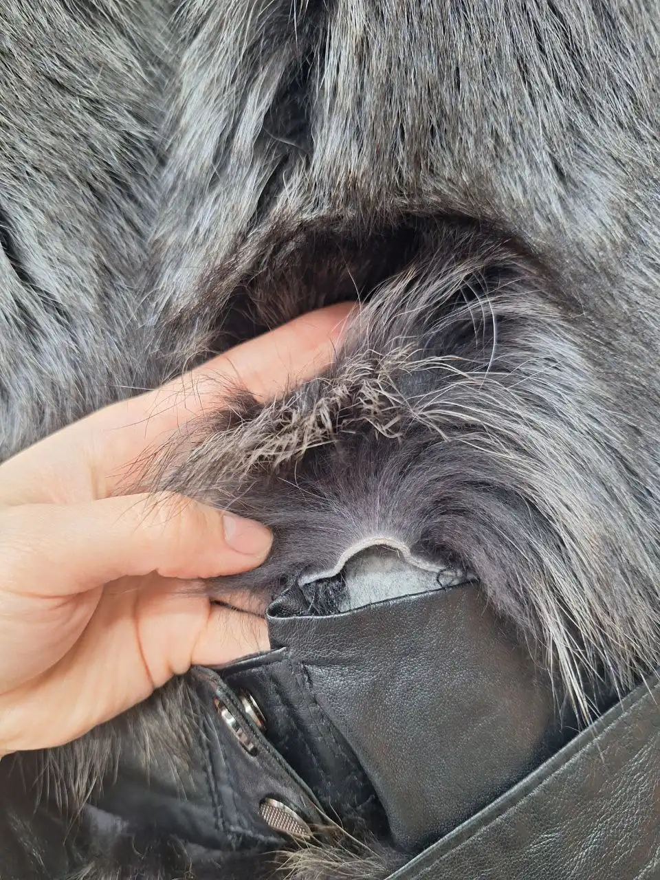 Жилетка из натурального меха серого цвета