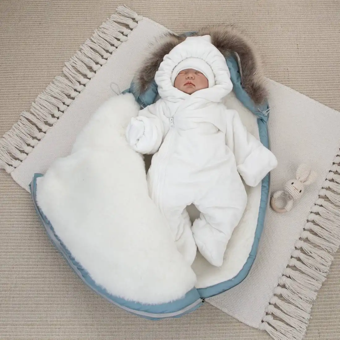 Теплый комплект для стильной выписки «Плюшевая Скандинавия» с коконом на овчине