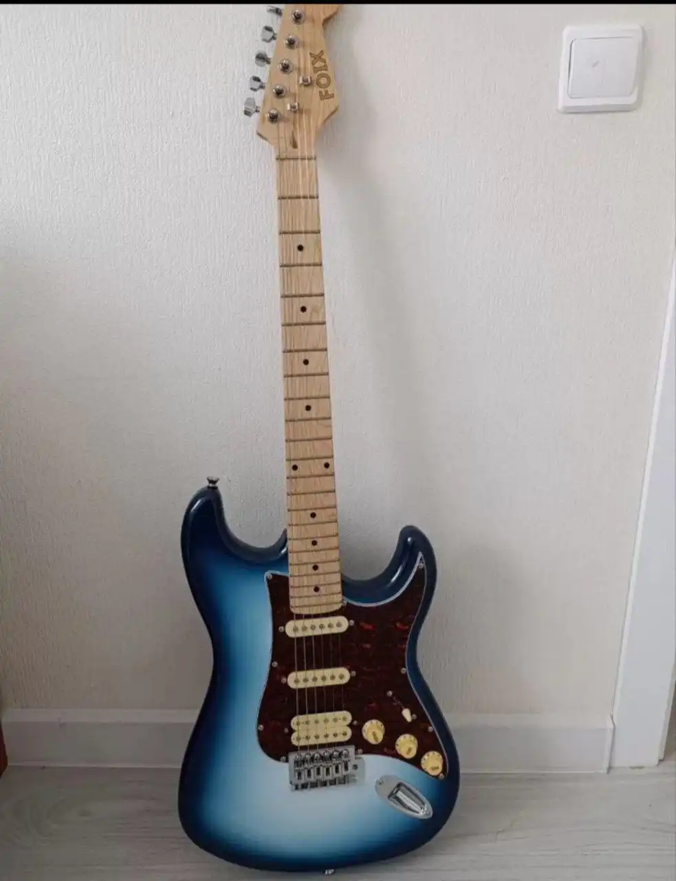 Электрогитара с чехлом и комбо усилителем - Музыкальные инструменты (Хобби и отдых) в Уфа