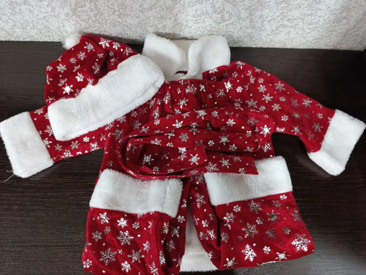 Костюм Деда Мороза размер 28 на 3-4 года