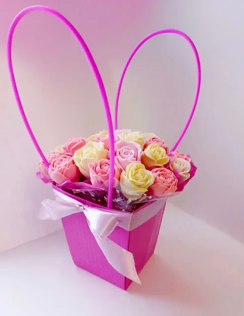 Шоколадная элегантность: композиция из 21 розы и пиона в подарочной коробке - Барахолка в Чебоксары