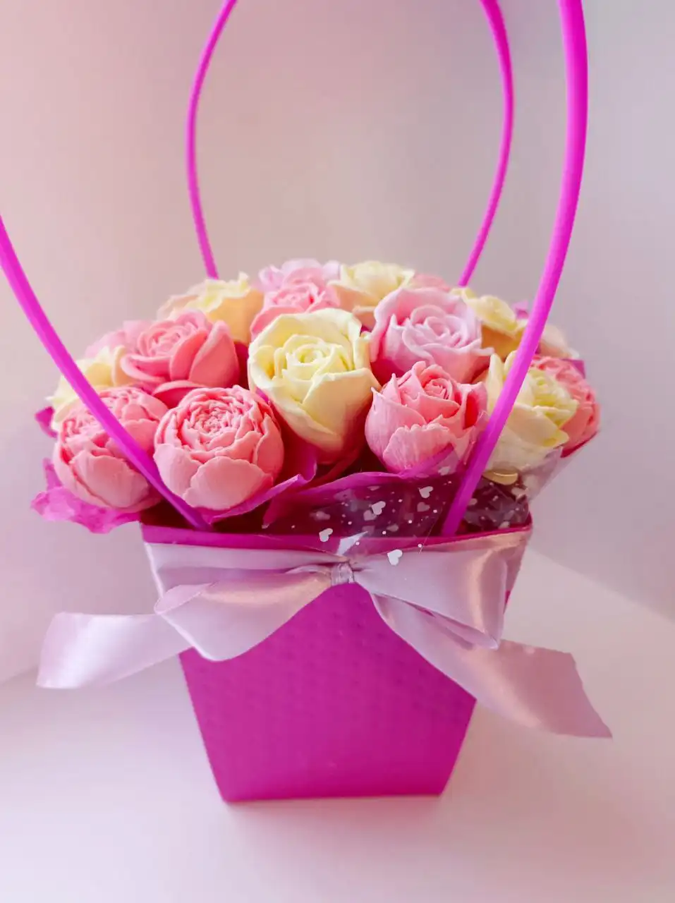 Шоколадная элегантность: композиция из 21 розы и пиона в подарочной коробке