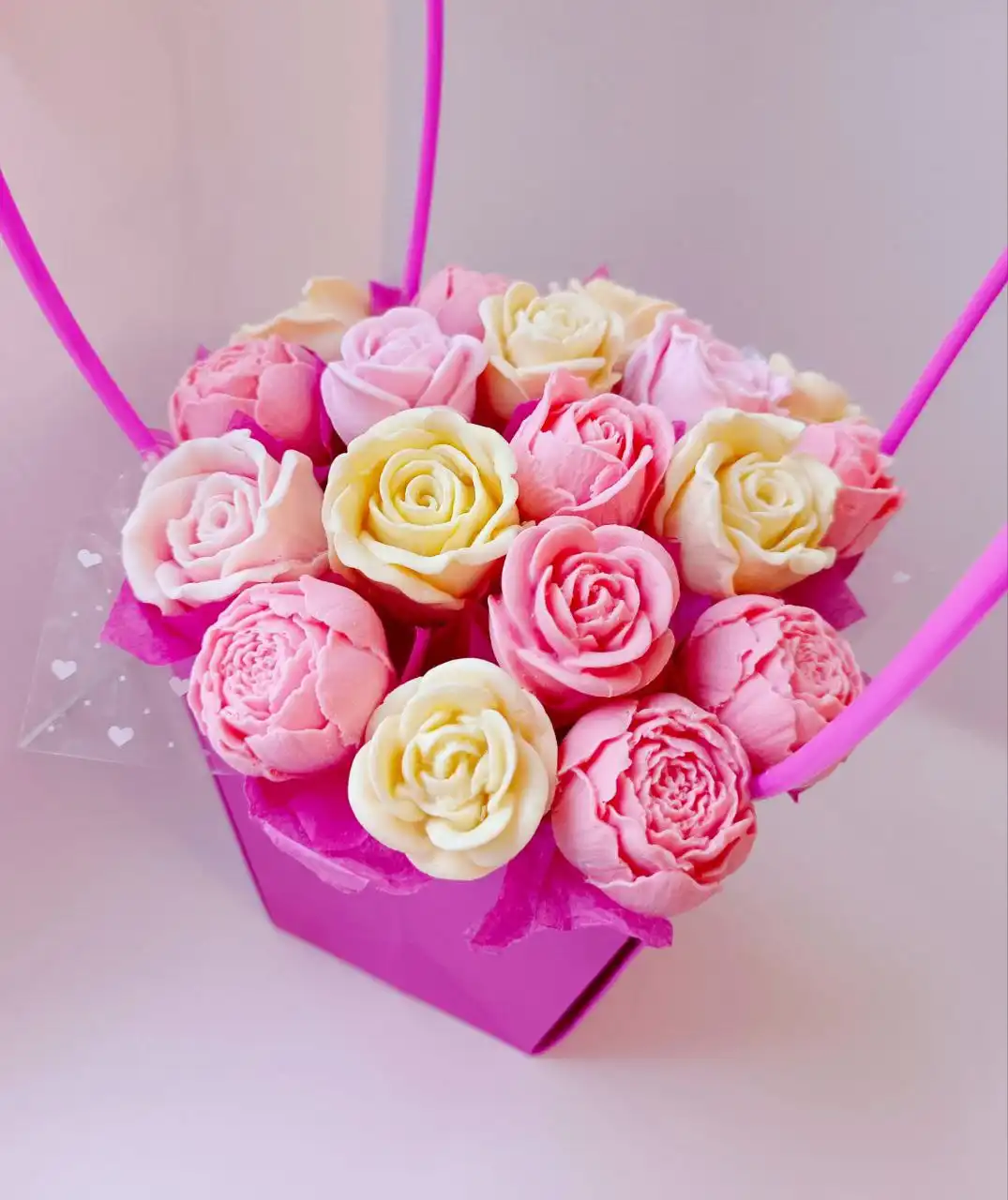 Шоколадная элегантность: композиция из 21 розы и пиона в подарочной коробке