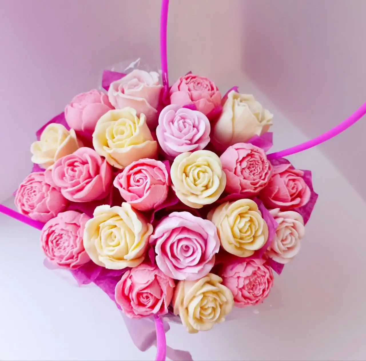 Шоколадная элегантность: композиция из 21 розы и пиона в подарочной коробке