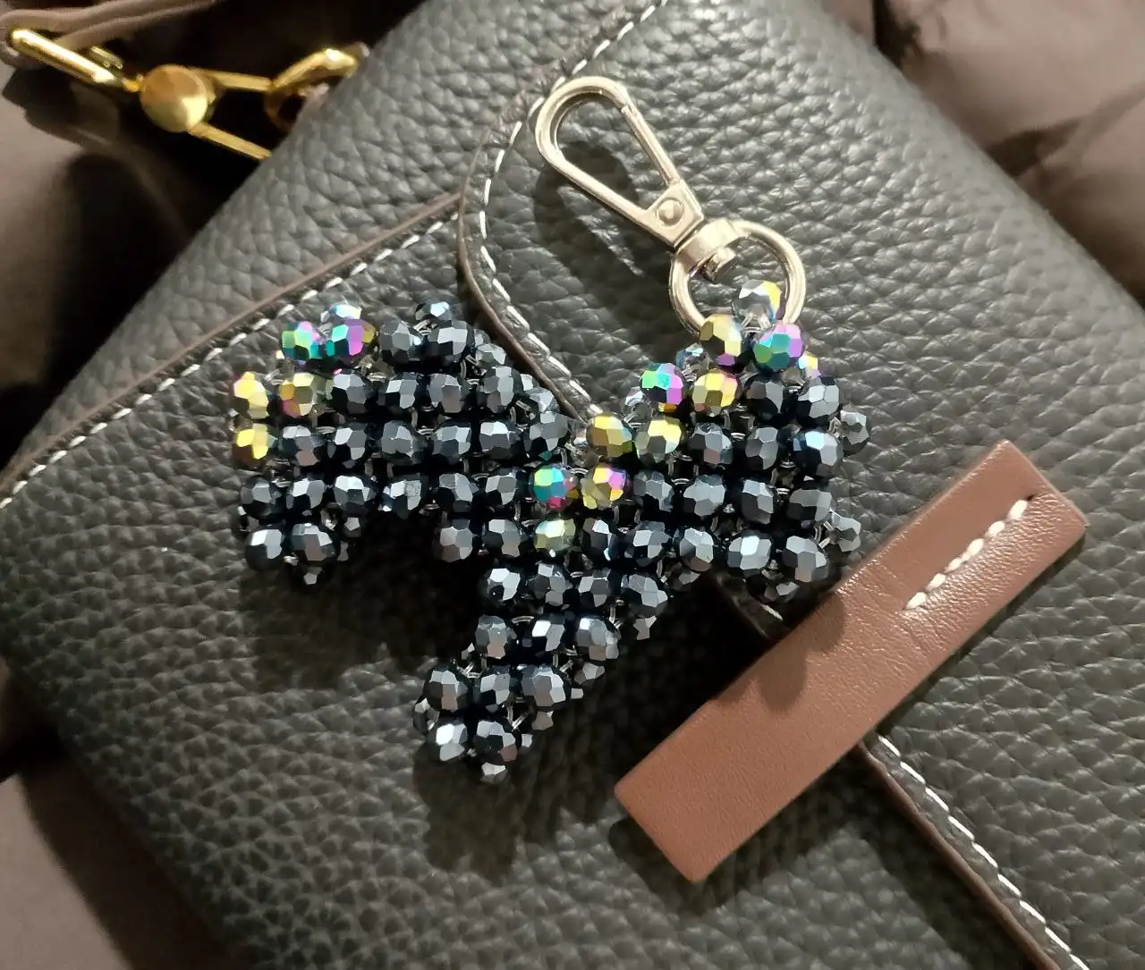 Сумочки из бусин, брелки, косметичка