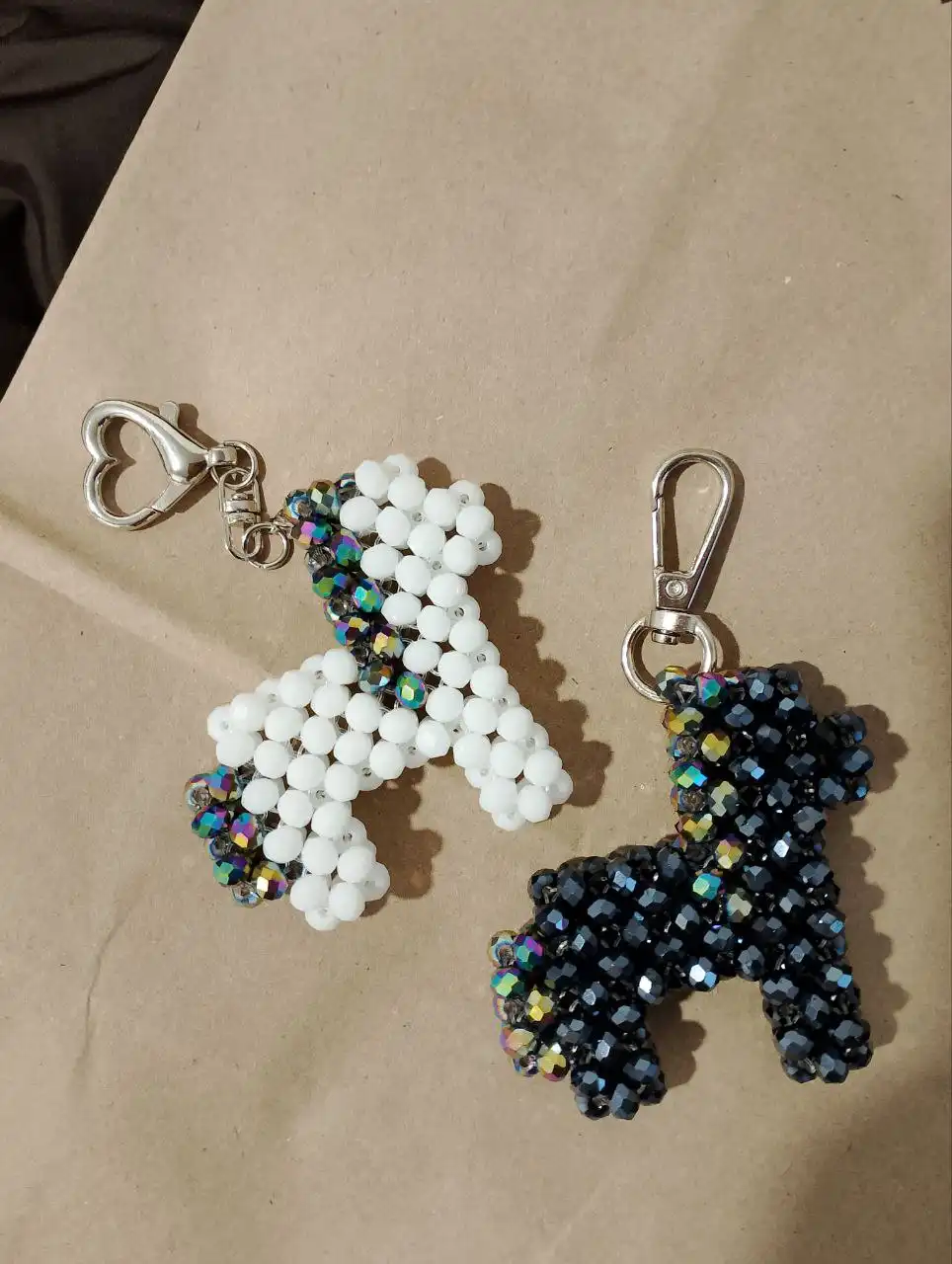 Сумочки и брелки из акриловых и хрустальных бусин