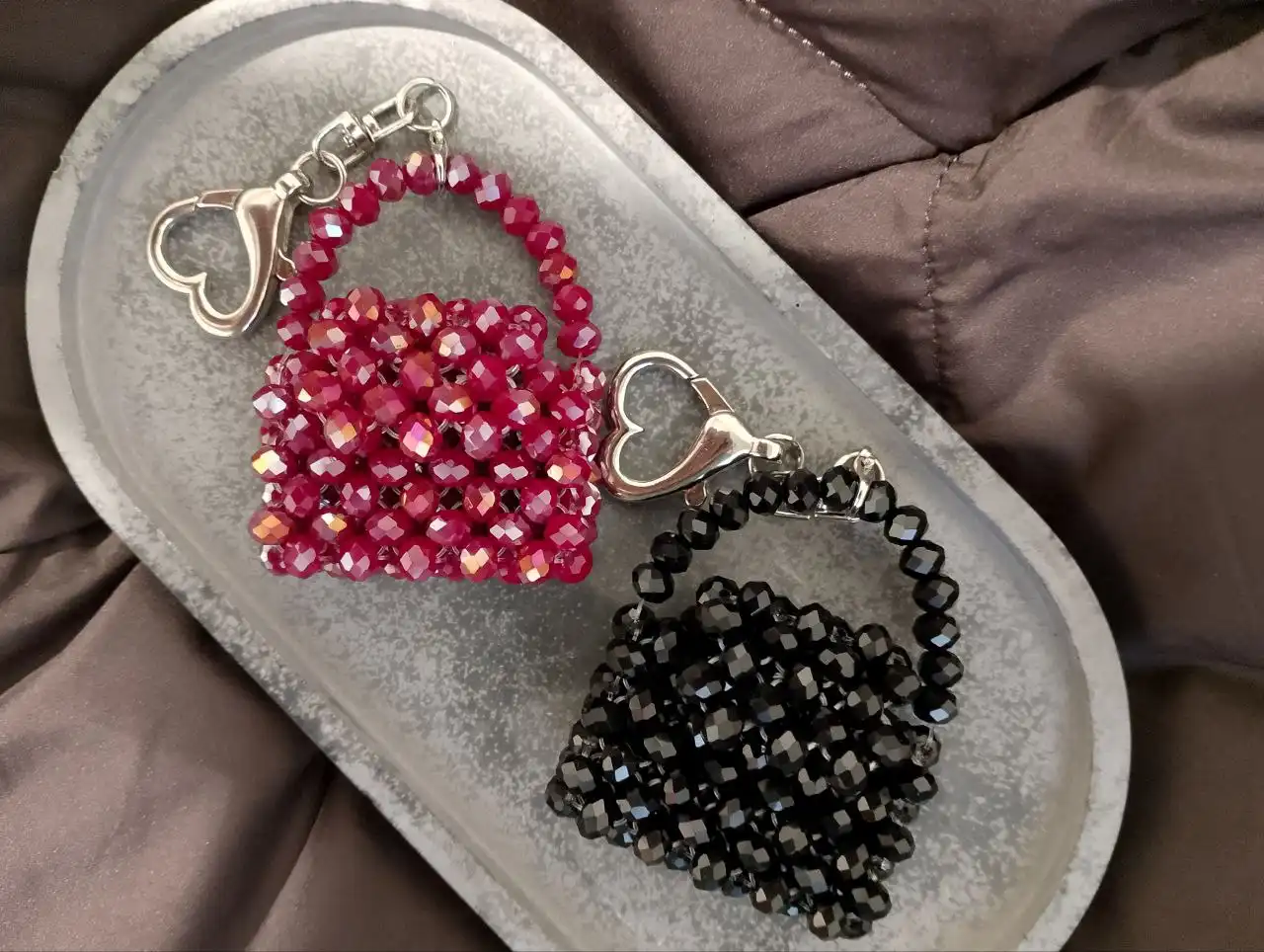 Сумочки и брелки из акриловых и хрустальных бусин