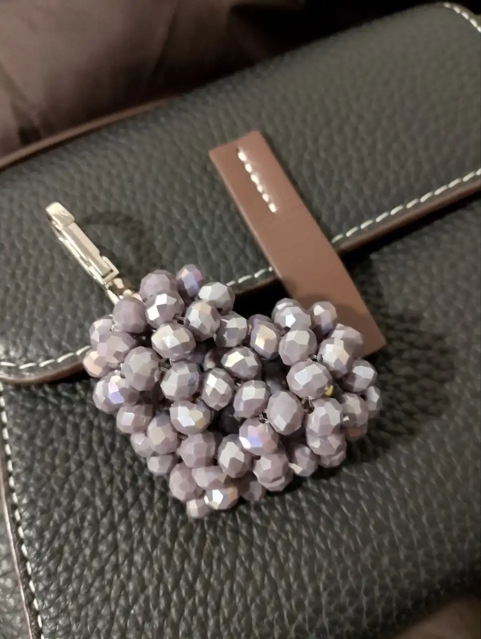 Сумочки и брелки из акриловых и хрустальных бусин