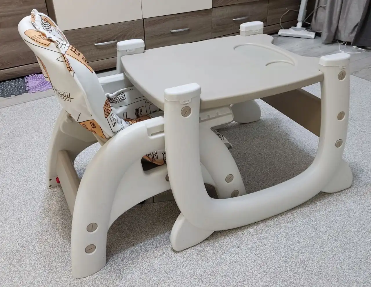 Стульчик для кормления и детские вещи - Детская мебель и одежда (Товары для детей) в Чебоксары