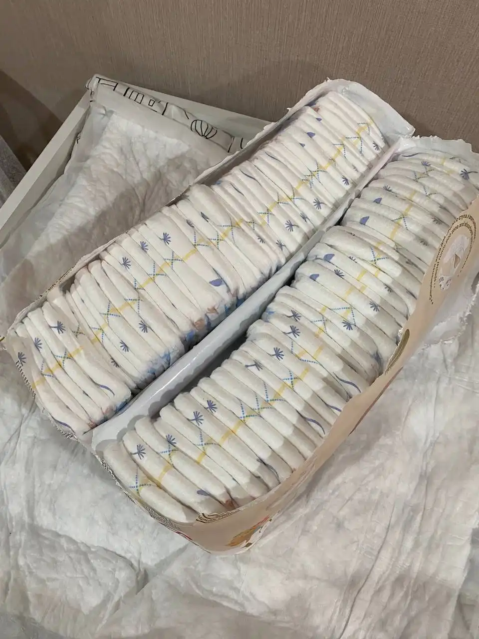 Продажа начатой пачки подгузников Huggies elite soft - Подгузники (Товары для детей) в Чебоксары