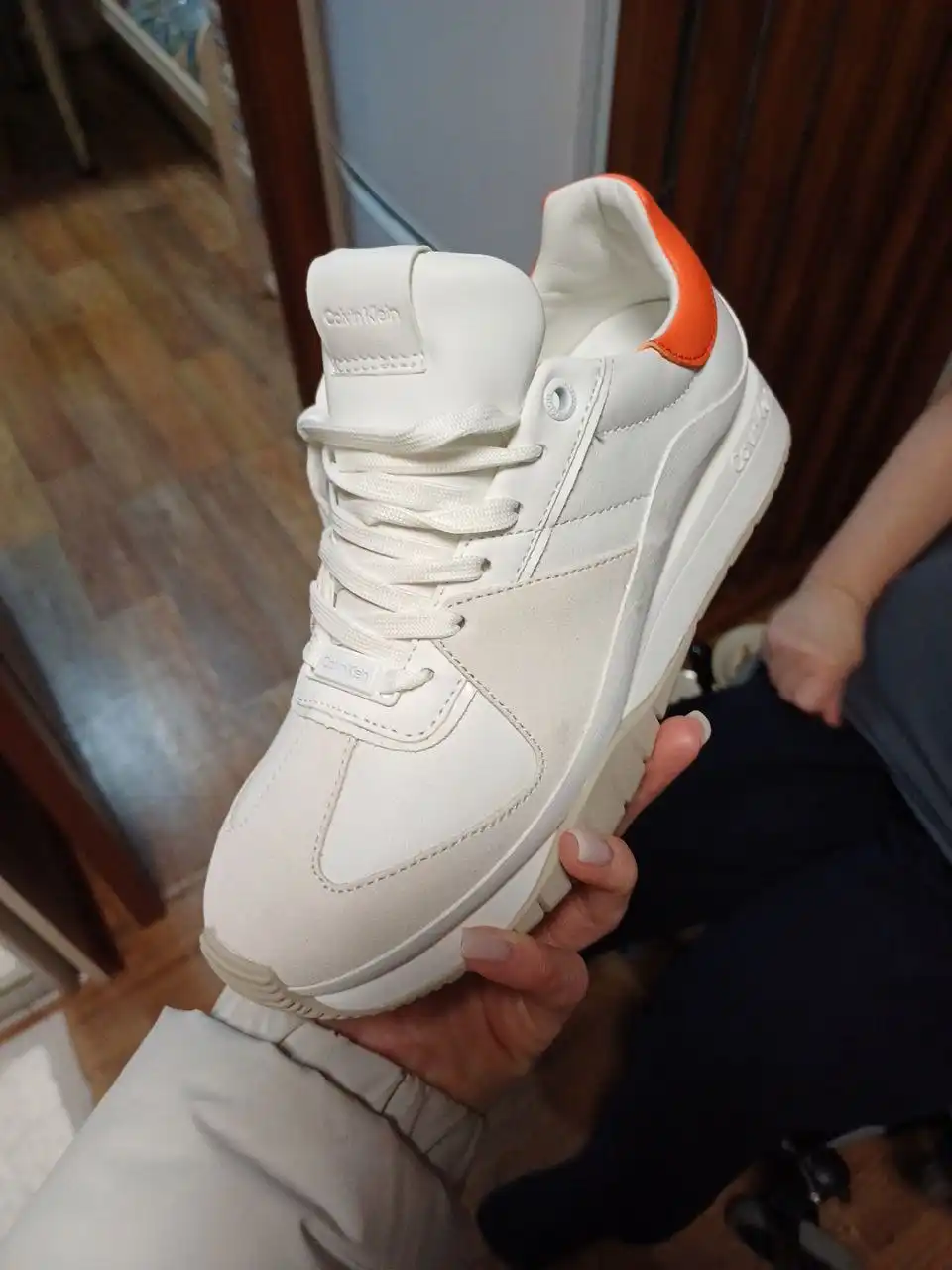 Проектор и кроссовки Calvin Klein - Барахолка в Чебоксары