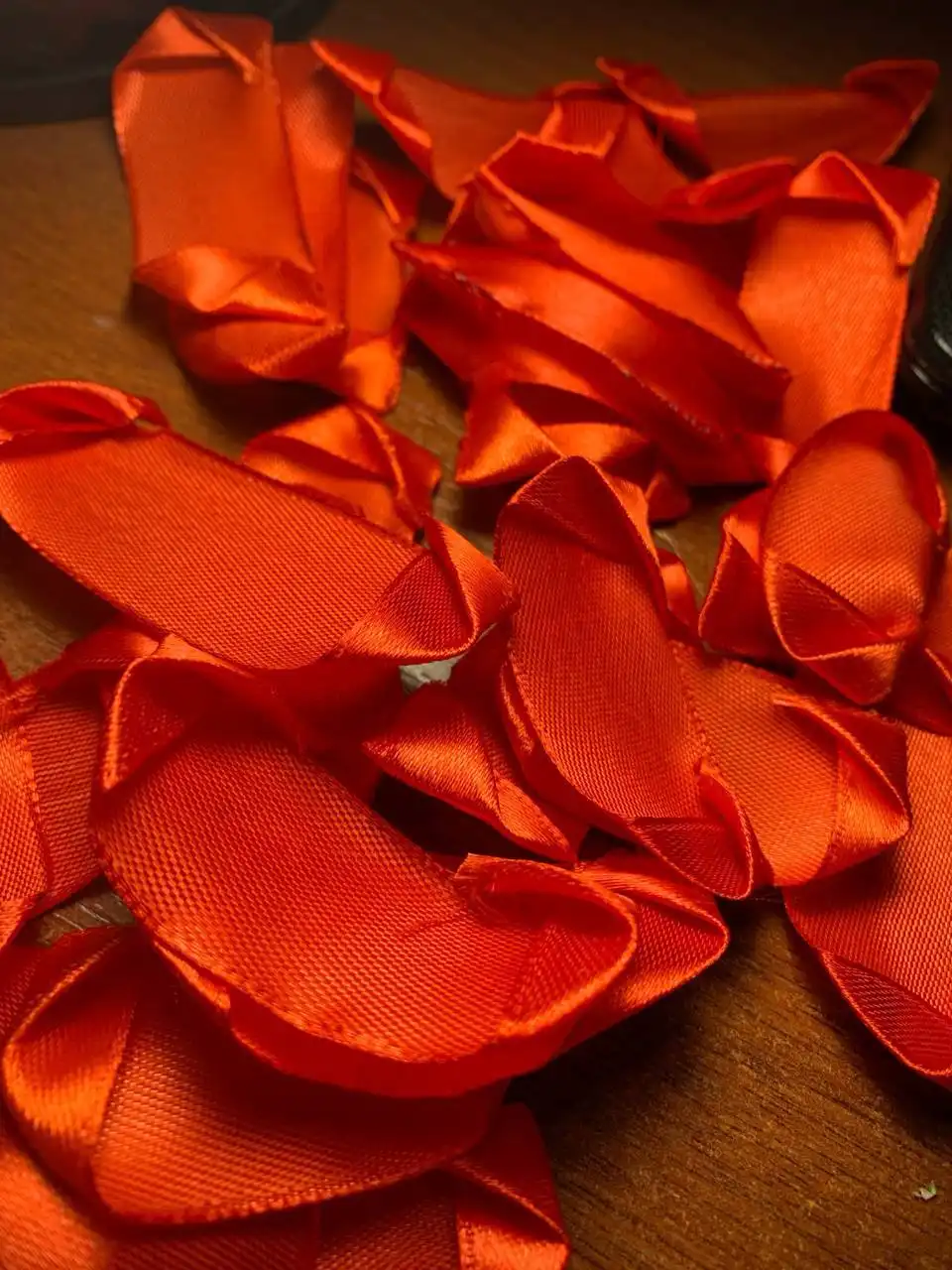Лепестки из атласной ленты для атласных роз - Рукоделие (Хобби и отдых) в Чебоксары