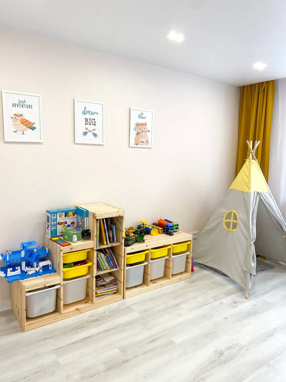 Стеллаж труфаст из ИКЕА с контейнерами и постерами - Мебель (Барахолка) в Чебоксары