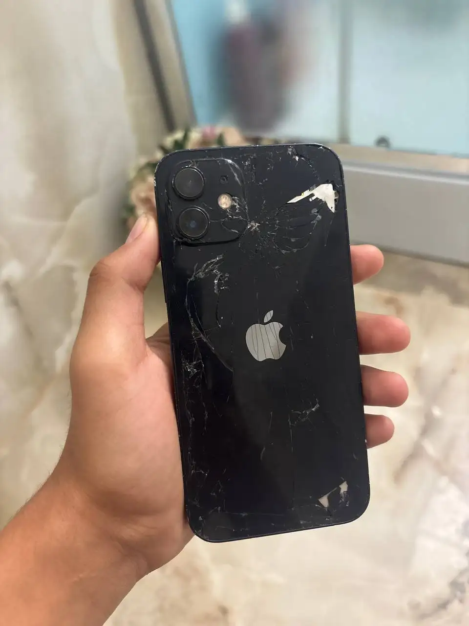 iPhone 12 64GB с разбитой задней крышкой - Смартфоны (Электроника) в Ярославль