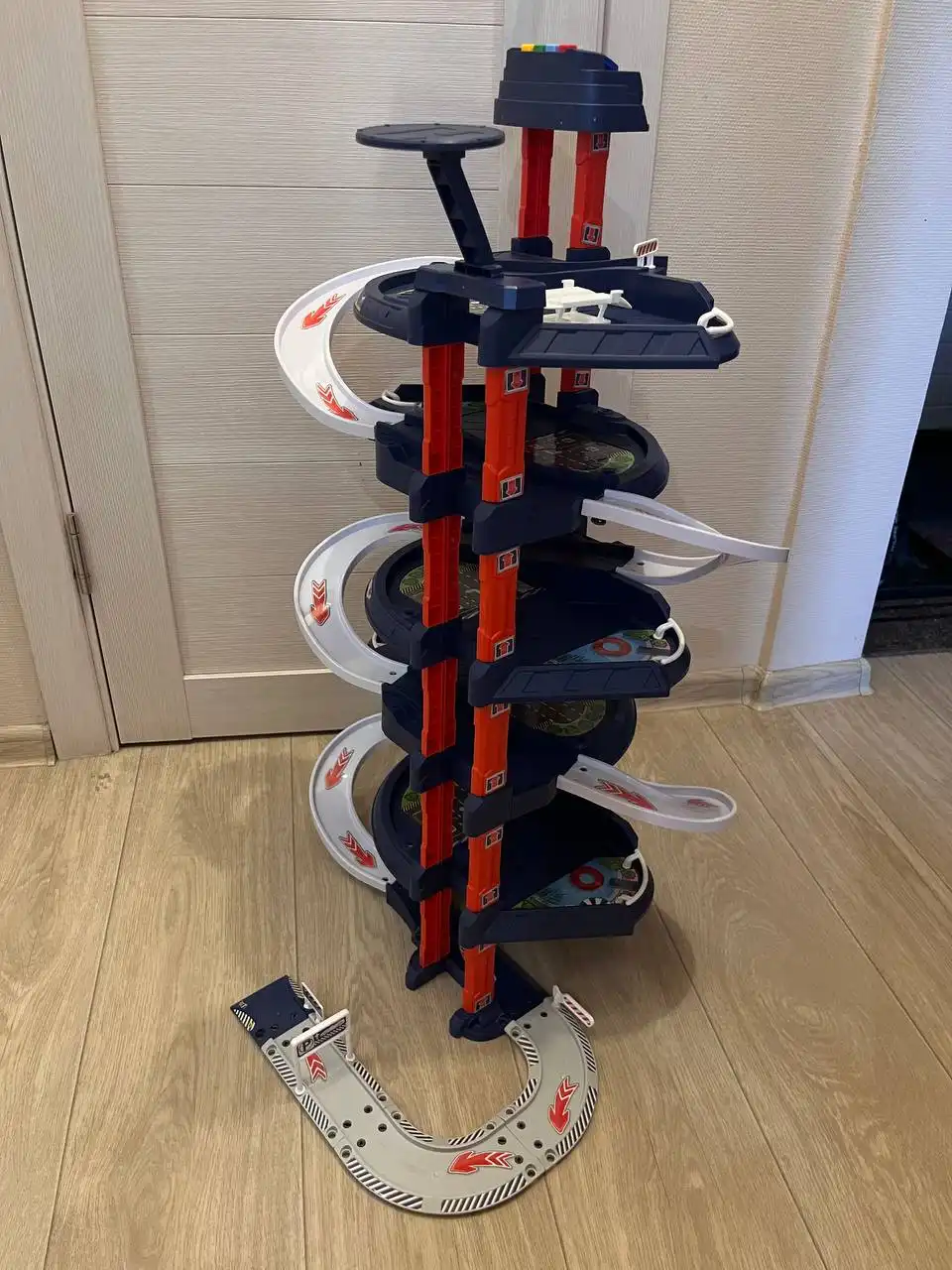 Парковка для машинок с лифтом на батарейках