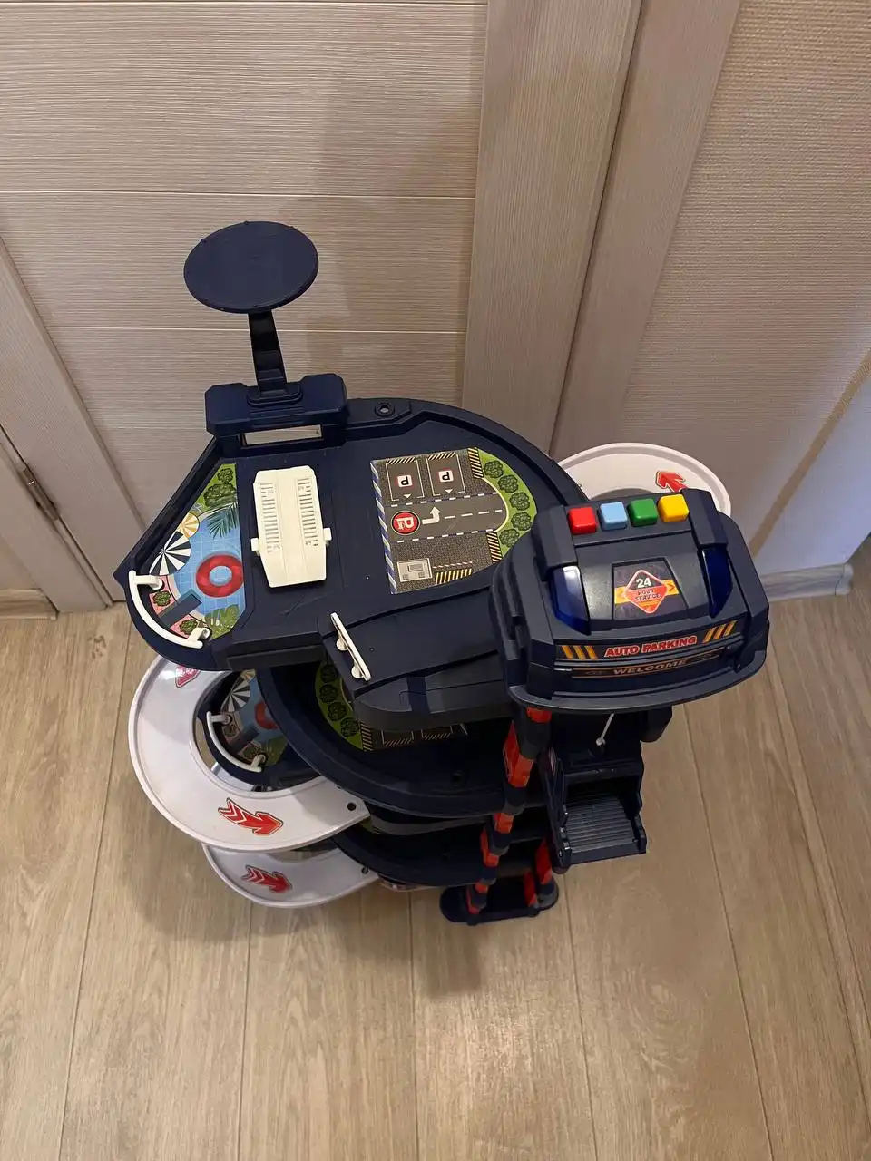 Парковка для машинок с лифтом на батарейках