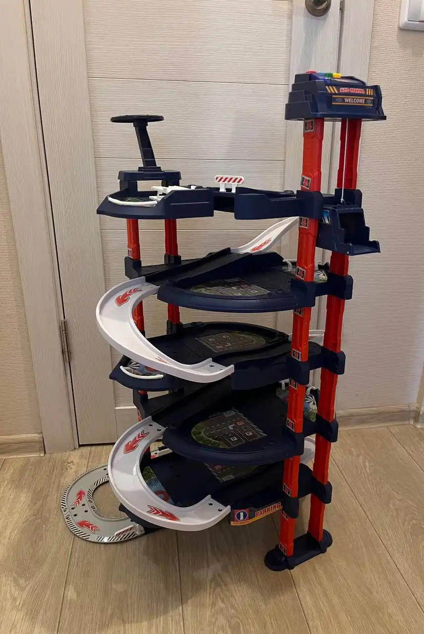 Парковка для машинок с лифтом на батарейках