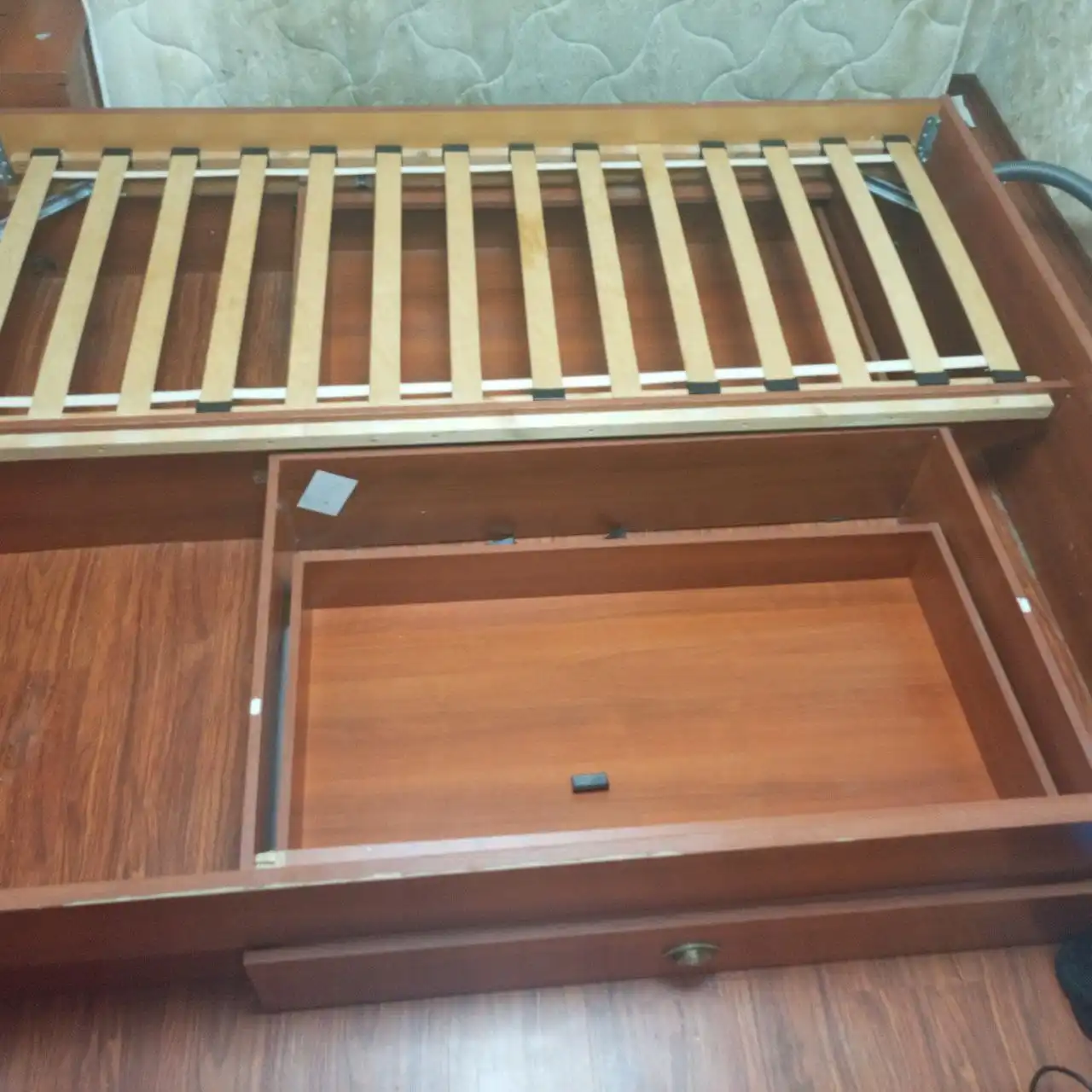 Продажа шкафа углового и кровати с матрасом - Мебель (Барахолка) в Нижневартовск