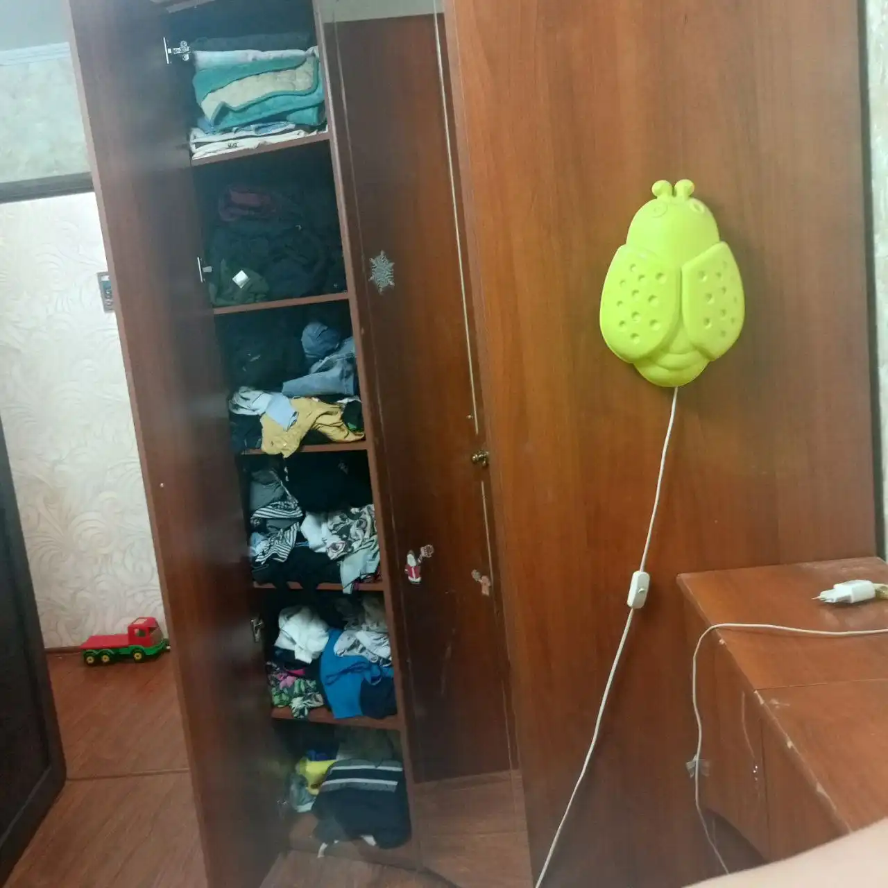 Продажа шкафа углового и кровати с матрасом - Мебель (Барахолка) в Нижневартовск