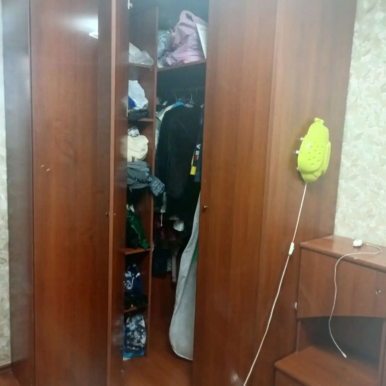 Продажа шкафа углового и кровати с матрасом - Мебель (Барахолка) в Нижневартовск