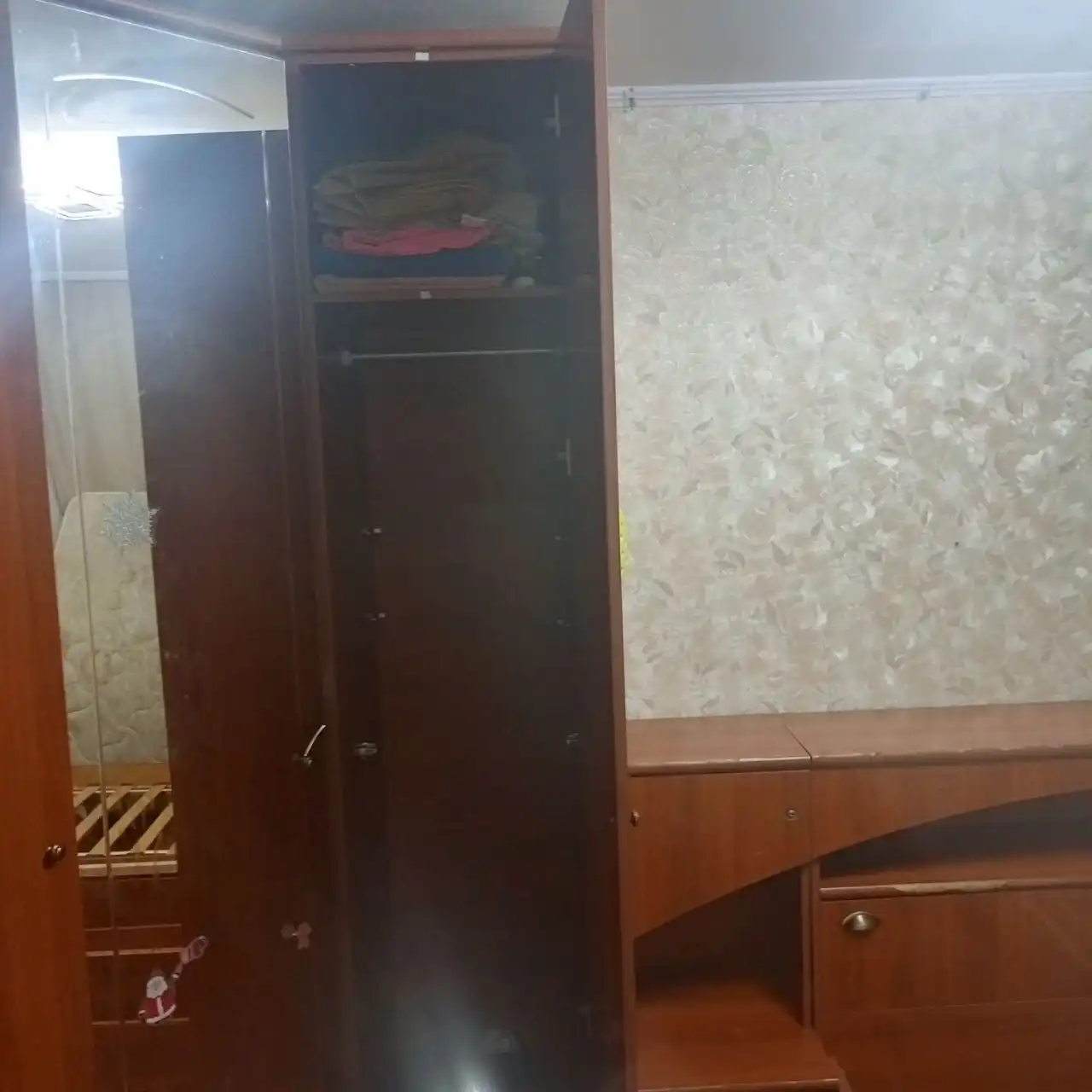 Продажа шкафа углового и кровати с матрасом - Мебель (Барахолка) в Нижневартовск