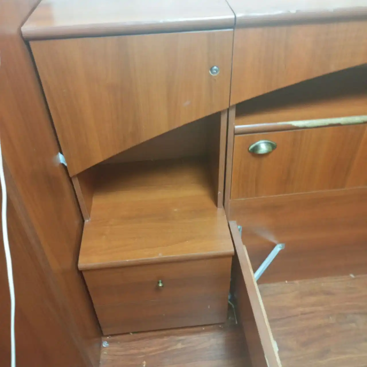 Продажа шкафа углового и кровати с матрасом - Мебель (Барахолка) в Нижневартовск