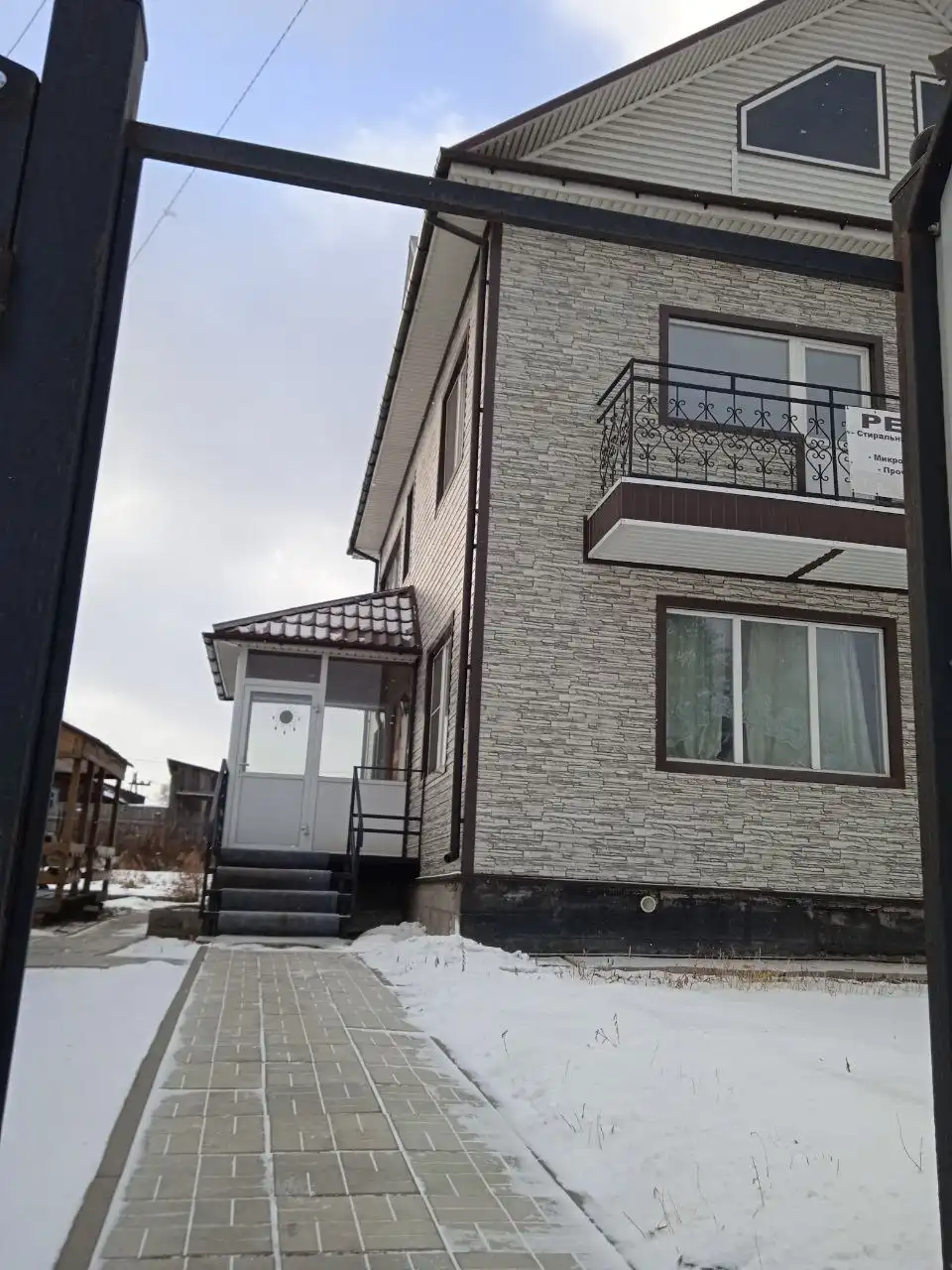 Продажа брусового двухэтажного дома с участком и баней в пгт. Большая Мурта - Дома (Недвижимость) в Большая Мурта