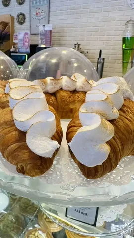 Круассан с лимонным курдом и меренгой от кондитерской-пекарни «Эклер» - Праздничная выпечка в Нижневартовск