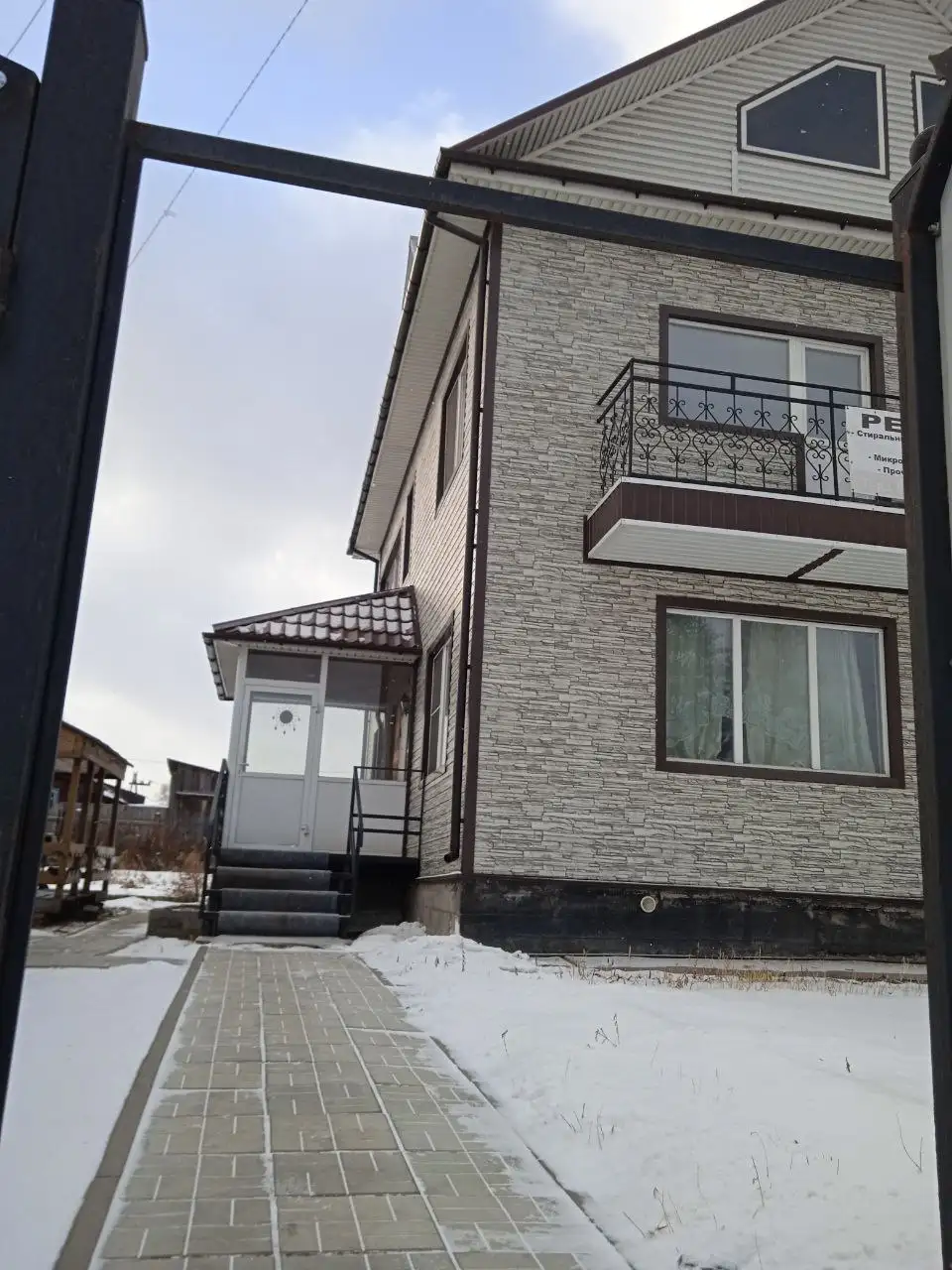 Продам брусовой двухэтажный дом с участком 11 соток в пгт. Большая Мурта - Дома (Недвижимость) в Большая Мурта