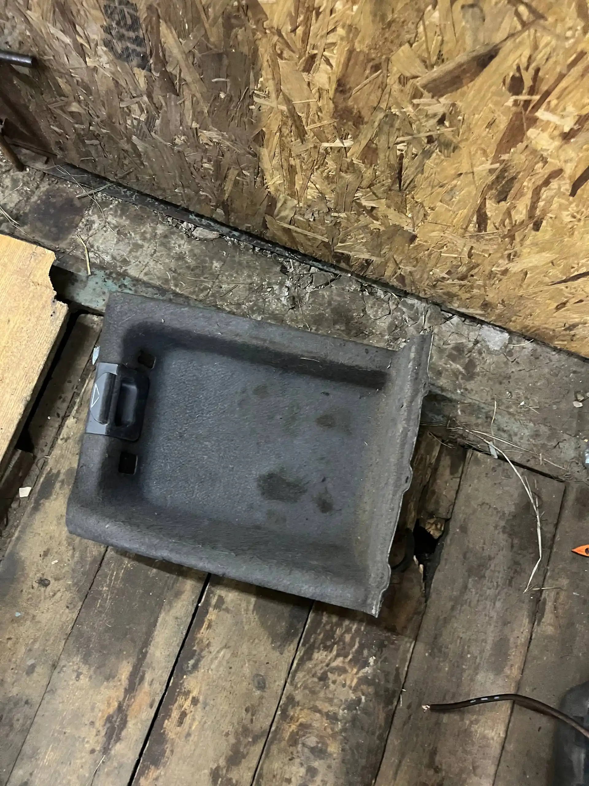 Продам пластик багажника BMW e39