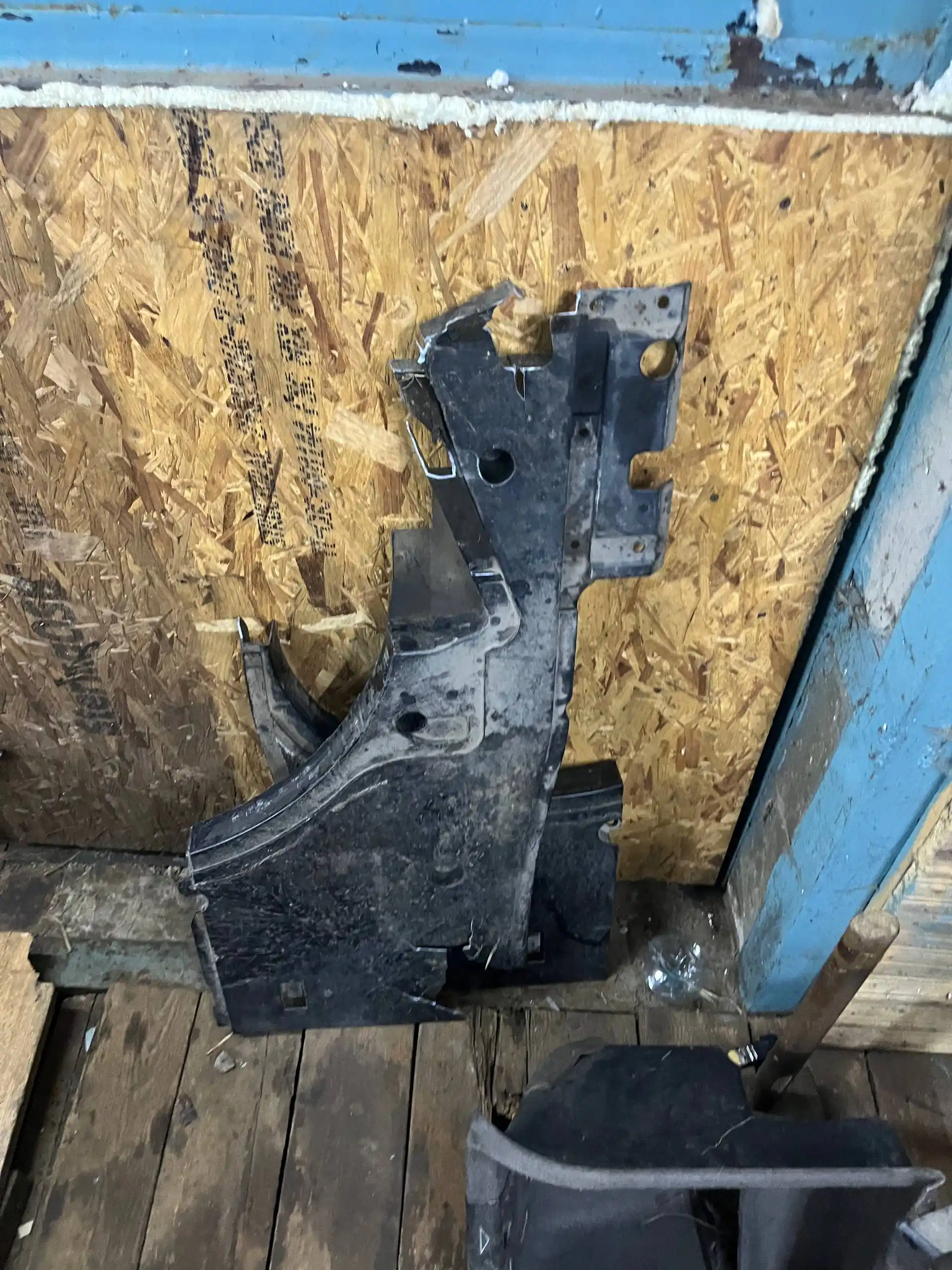 Продам пластик багажника BMW e39