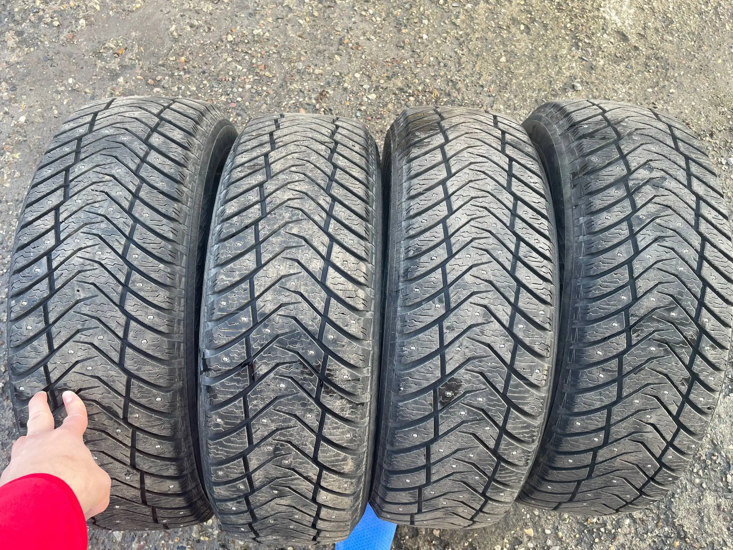 Продам комплект зимних шипованных шин Yokohama Ice Guard IG65