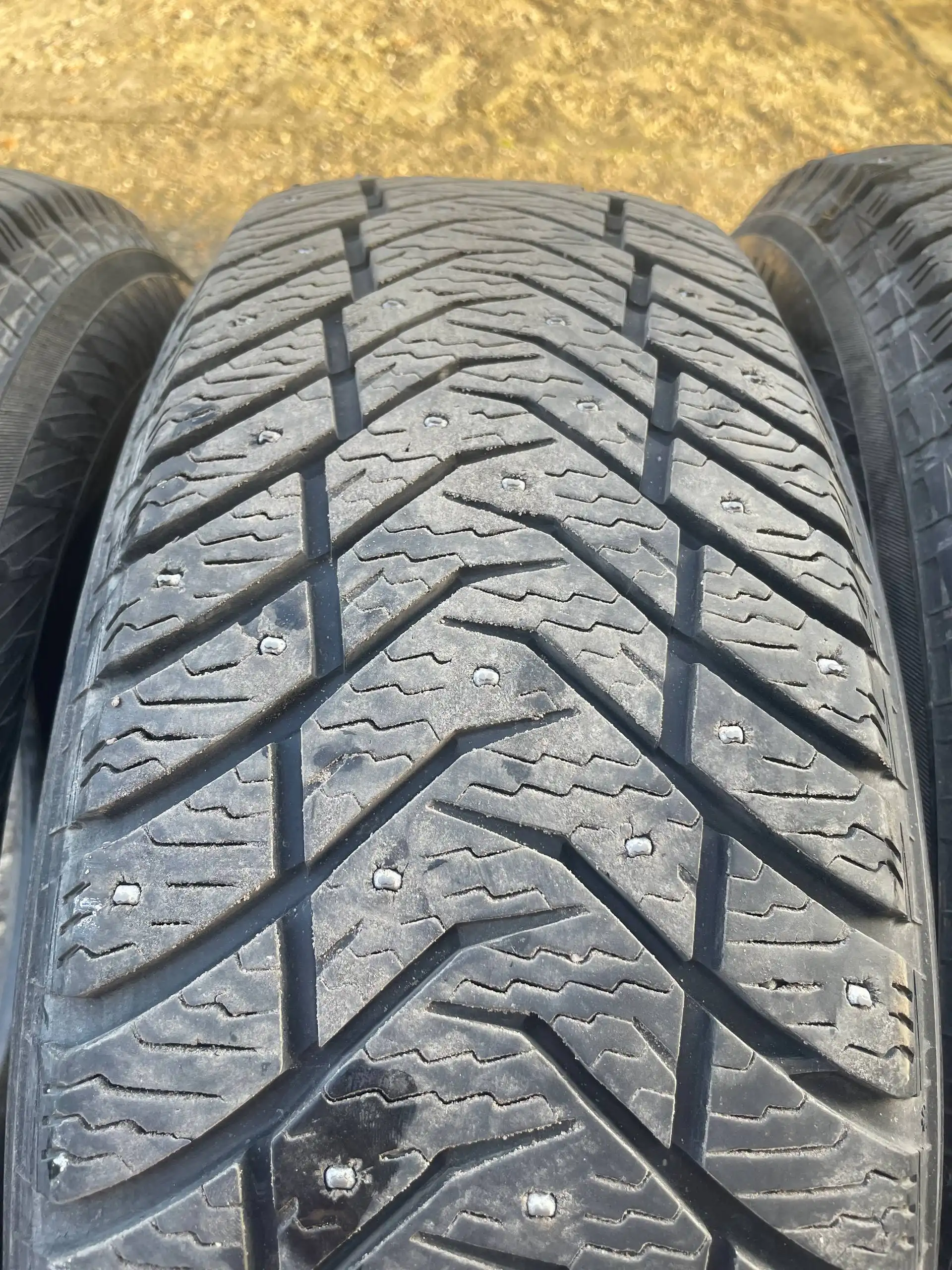 Продам комплект зимних шипованных шин Yokohama Ice Guard IG65