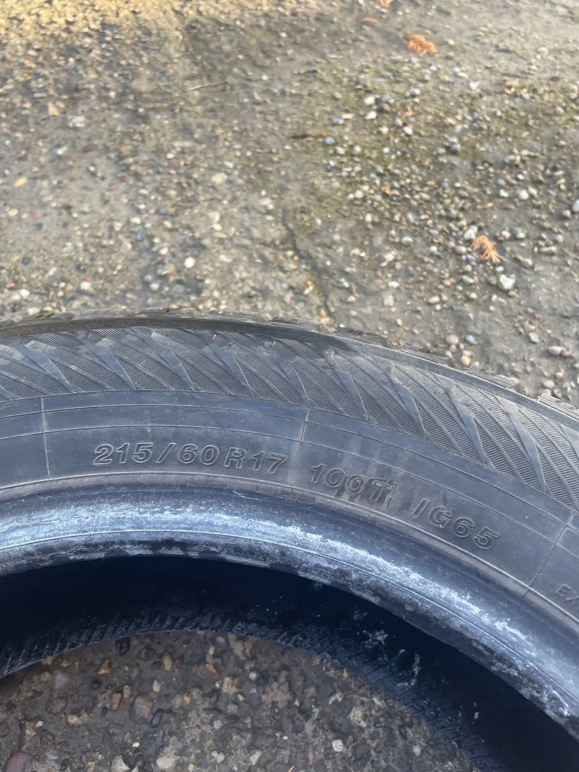 Продам комплект зимних шипованных шин Yokohama Ice Guard IG65