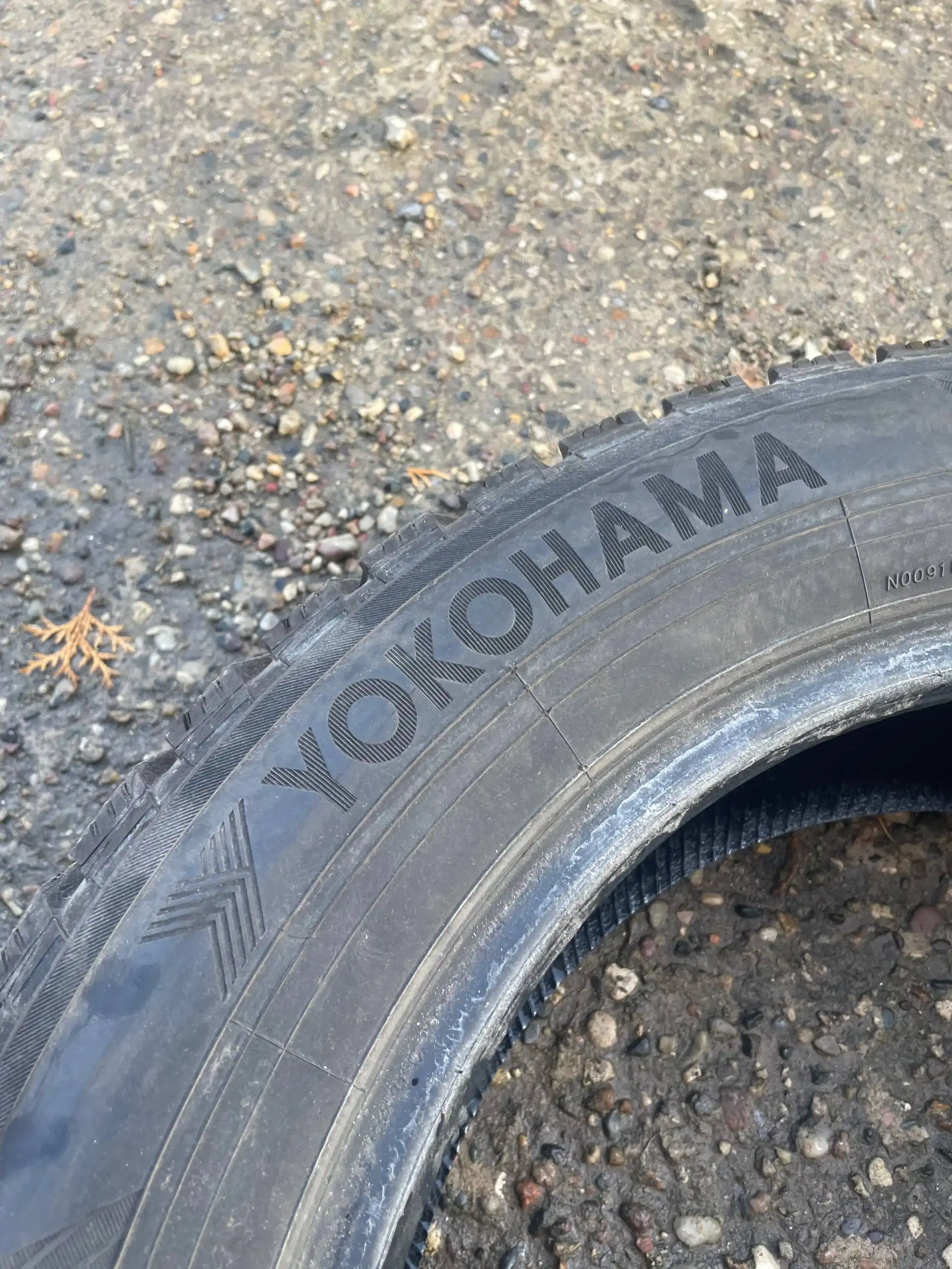 Продам комплект зимних шипованных шин Yokohama Ice Guard IG65