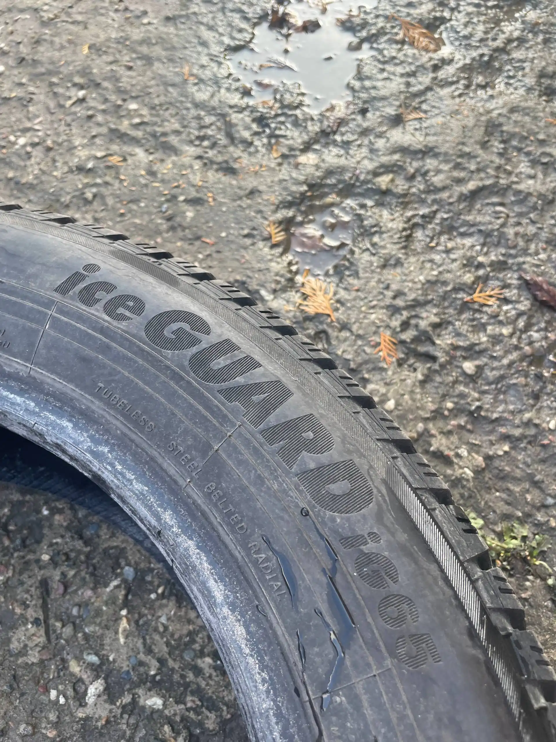 Продам комплект зимних шипованных шин Yokohama Ice Guard IG65