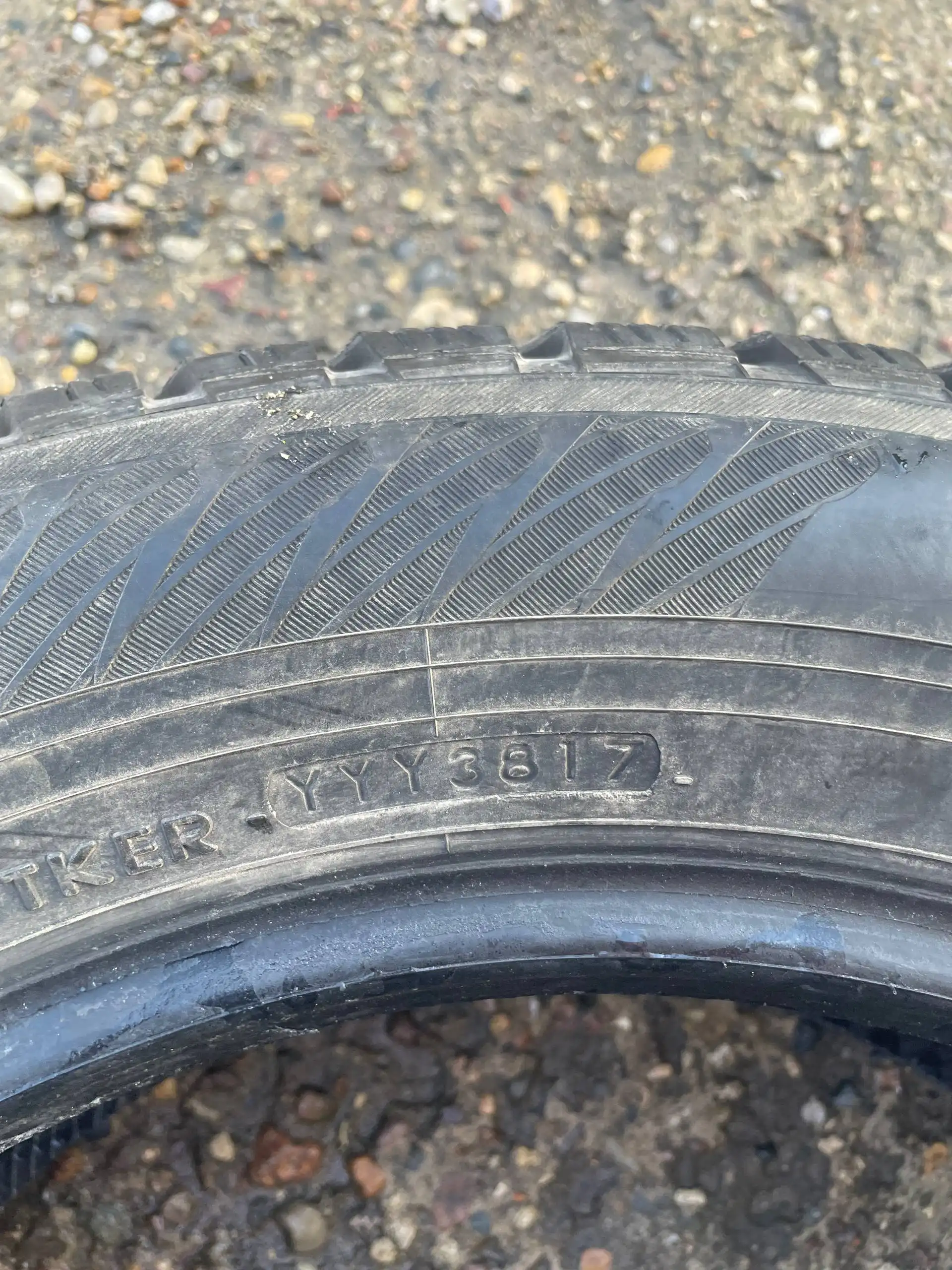 Продам комплект зимних шипованных шин Yokohama Ice Guard IG65