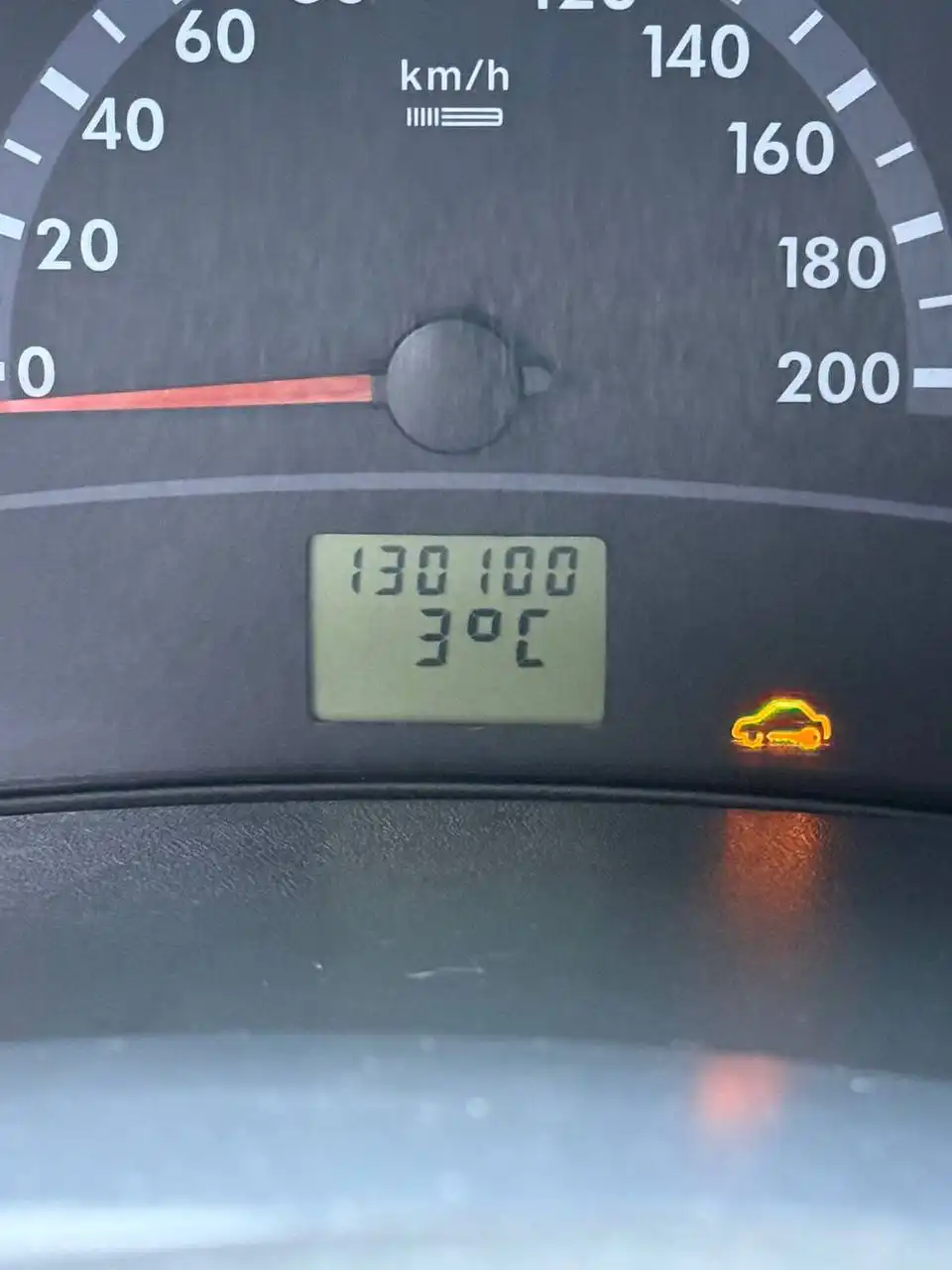 Автомобиль 2012 года на полном ходу