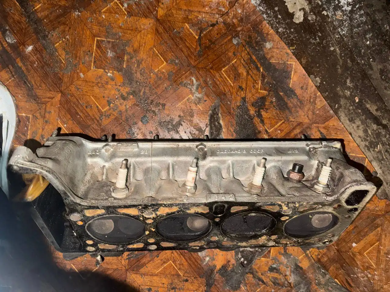 Продам ГБЦ и поршня ВАЗ 2103