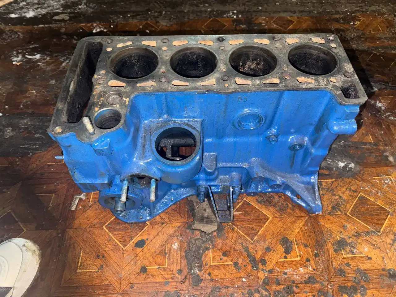 Продам ГБЦ и поршня ВАЗ 2103