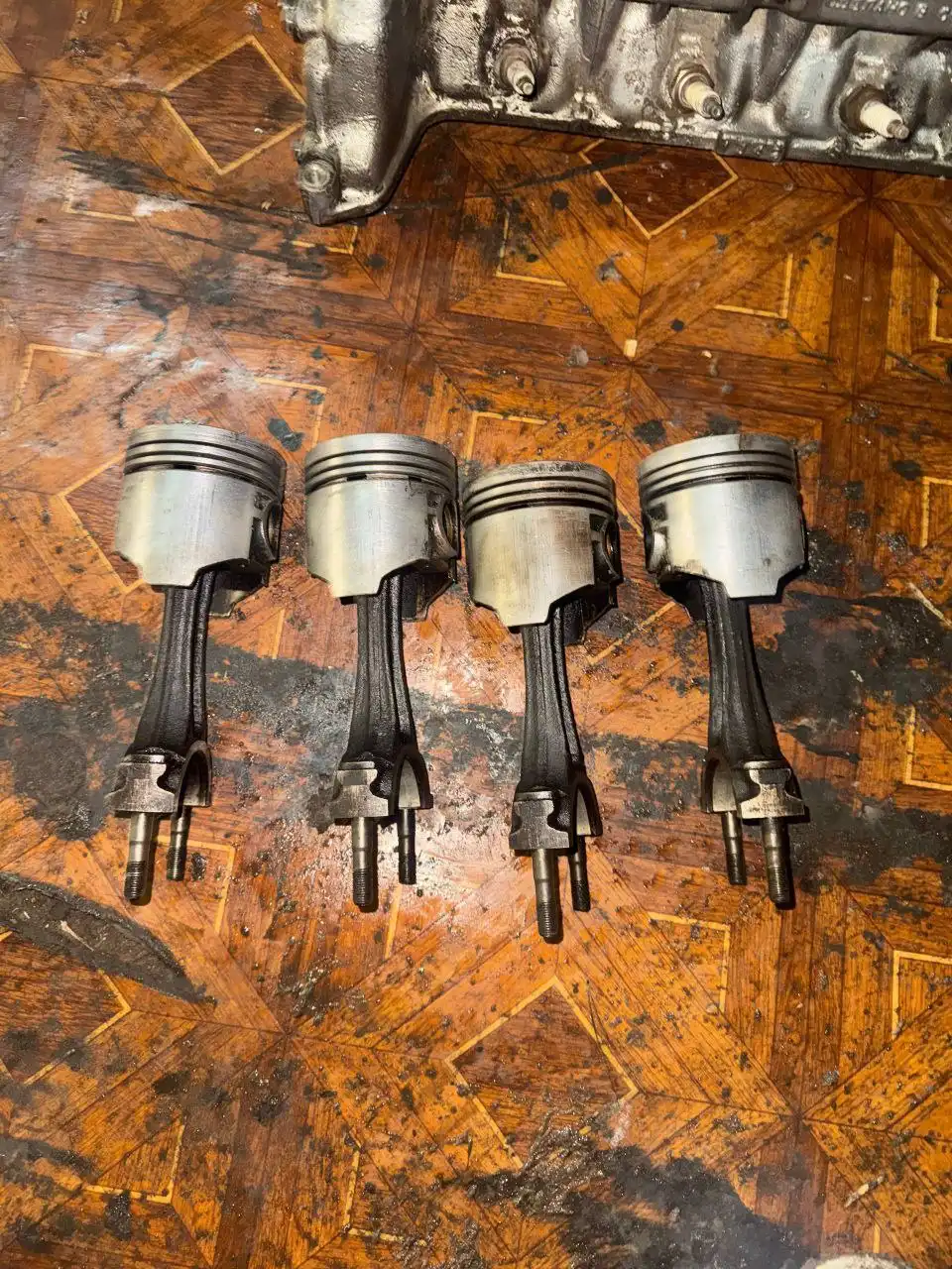 Продам ГБЦ и поршня ВАЗ 2103