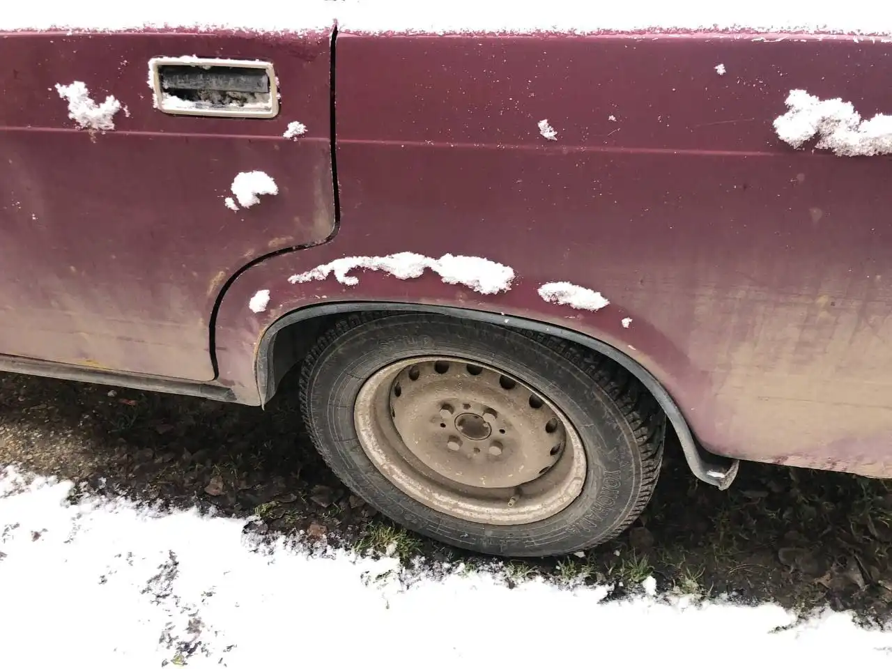 Автомобиль 2003 года на хорошем ходу