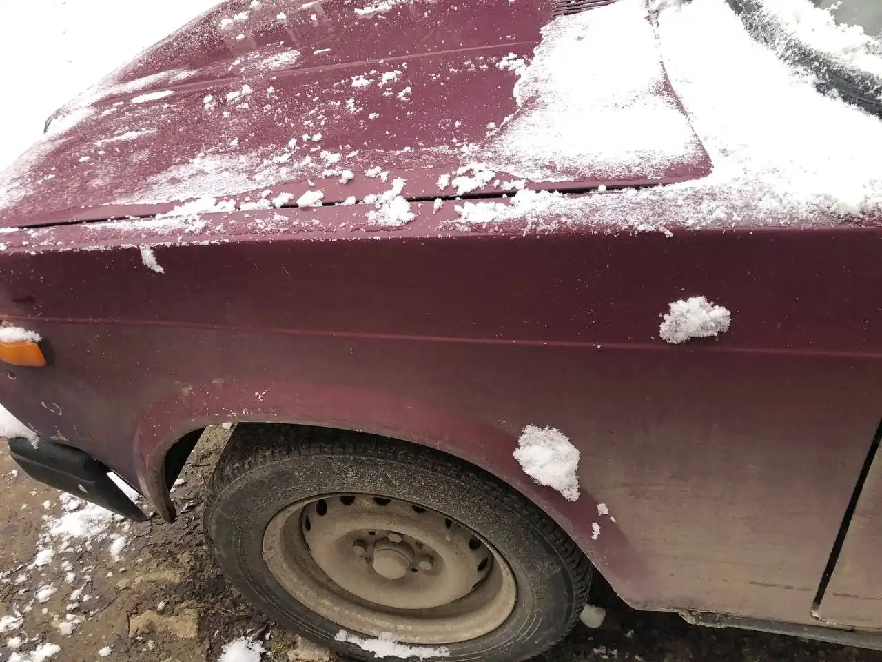 Автомобиль 2003 года на хорошем ходу